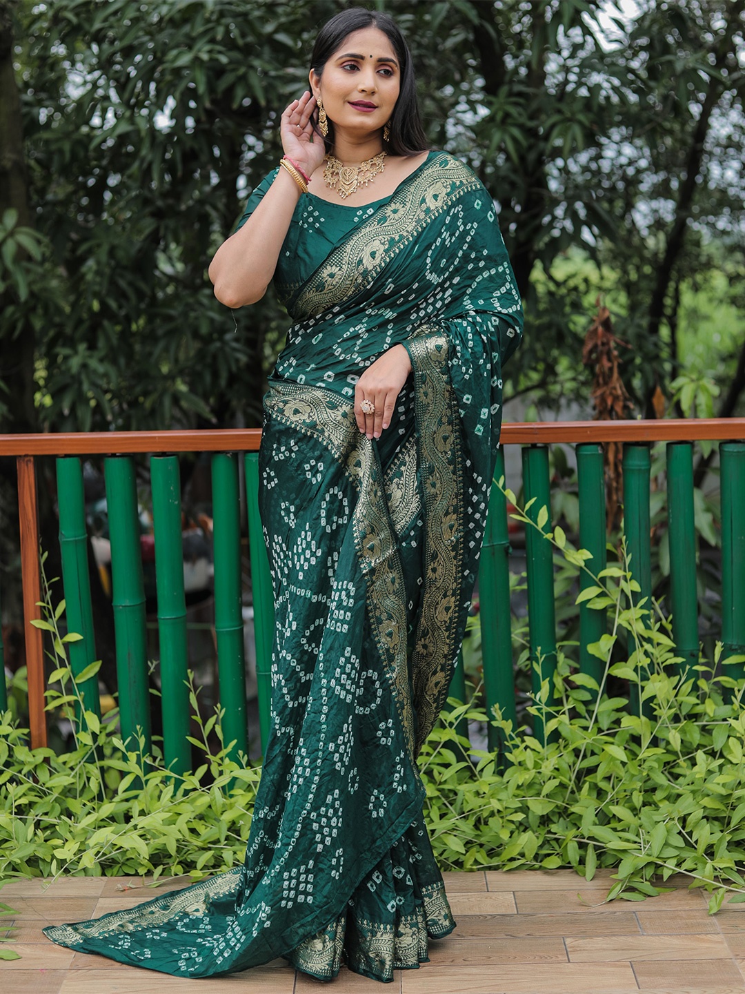 

Vintro Bandhani Printed Zari Saree, Green