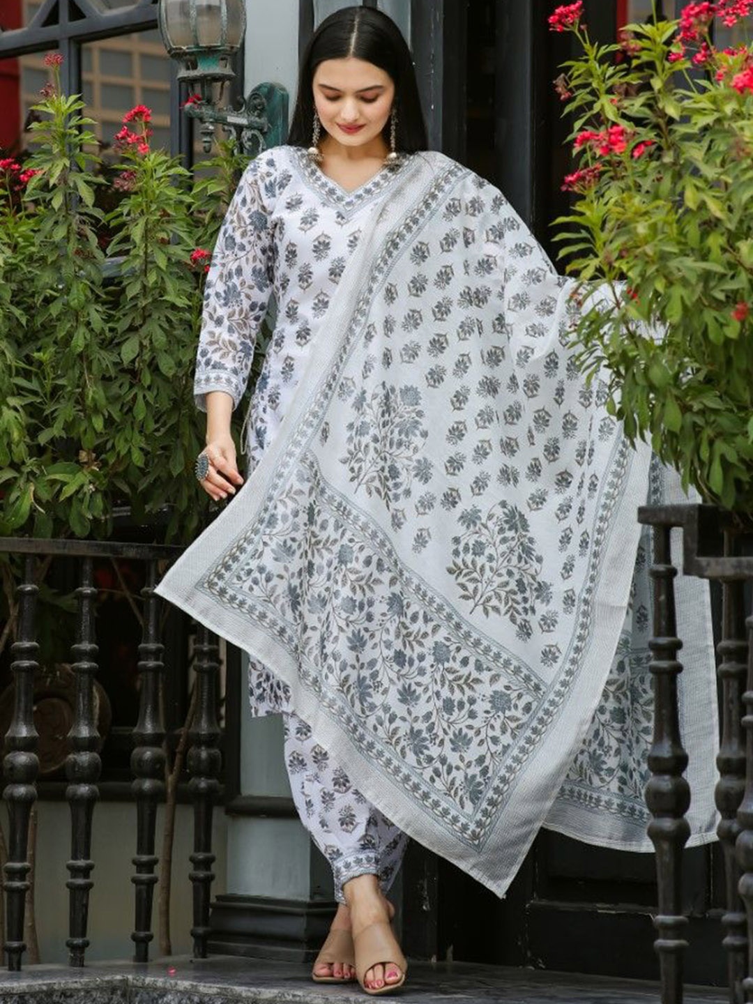 

C J Enterprise Women Floral Printed Regular Kurta with Salwar & With Dupatta, Grey