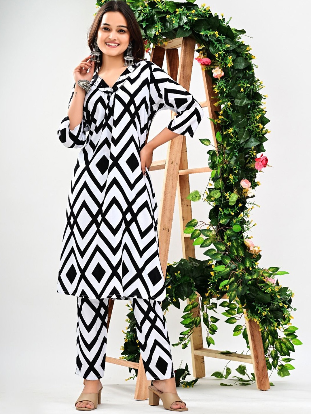 

FCV Geometric Printed V-Neck Thread Work Pleated Straight Kurta With Trousers, Black