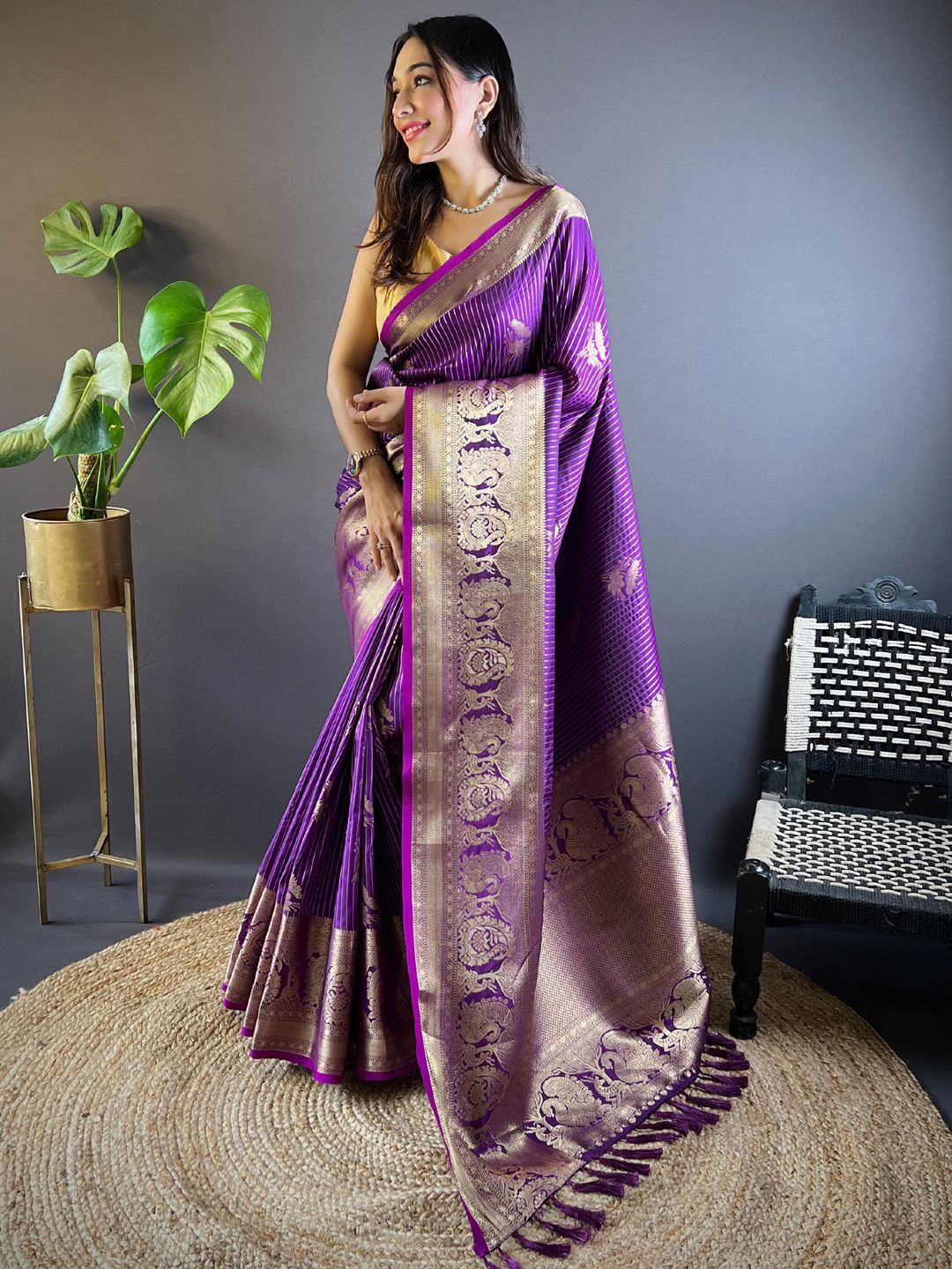 

DIVASTRI Floral Zari Banarasi Saree, Purple