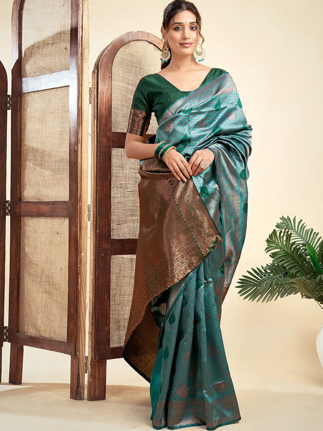 

HERE&NOW Woven Design Zari Silk Blend Banarasi Saree, Green