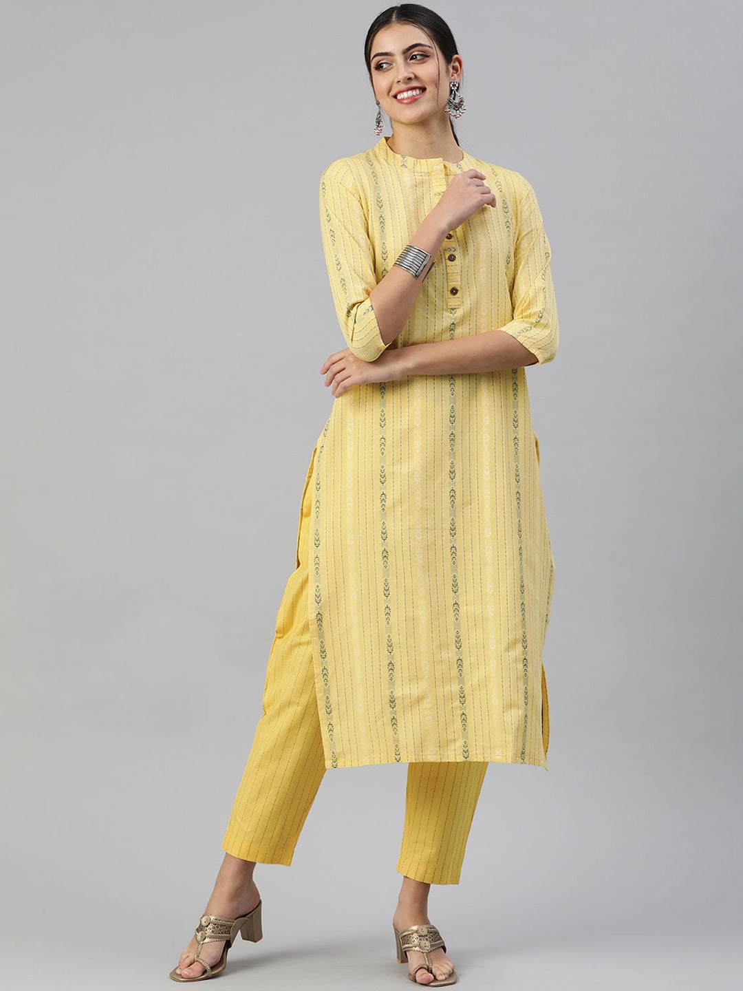 

DIVASTRI Floral Printed Mandarin Collar Straight Kurta With Trousers, Yellow