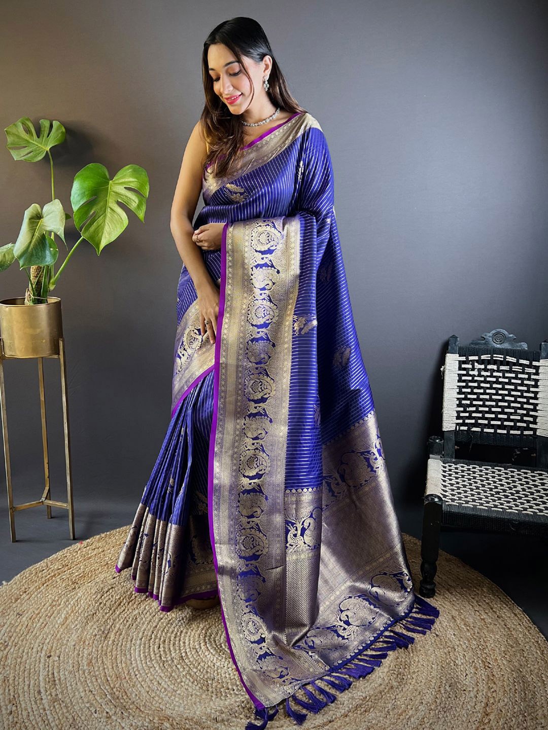

DIVASTRI Floral Zari Banarasi Saree, Blue
