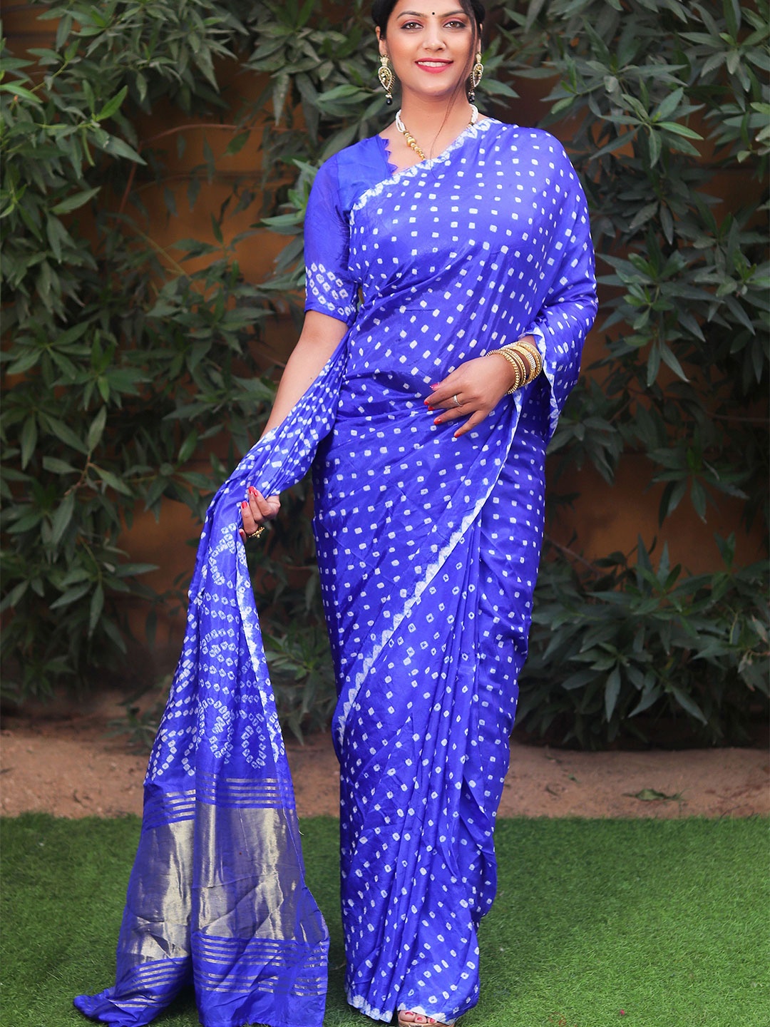 

Vintro Bandhani Printed Zari Saree, Blue