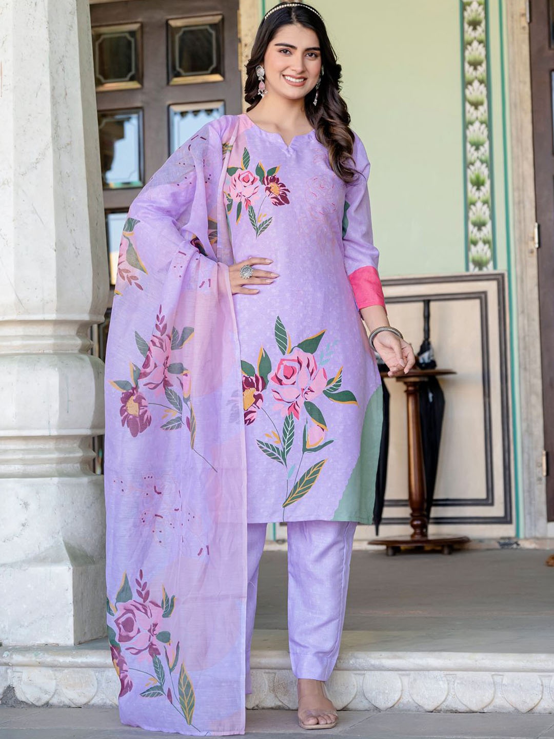 

ARADHNA Floral Printed Notch Neck Straight Kurta With Trousers & Dupatta, Lavender