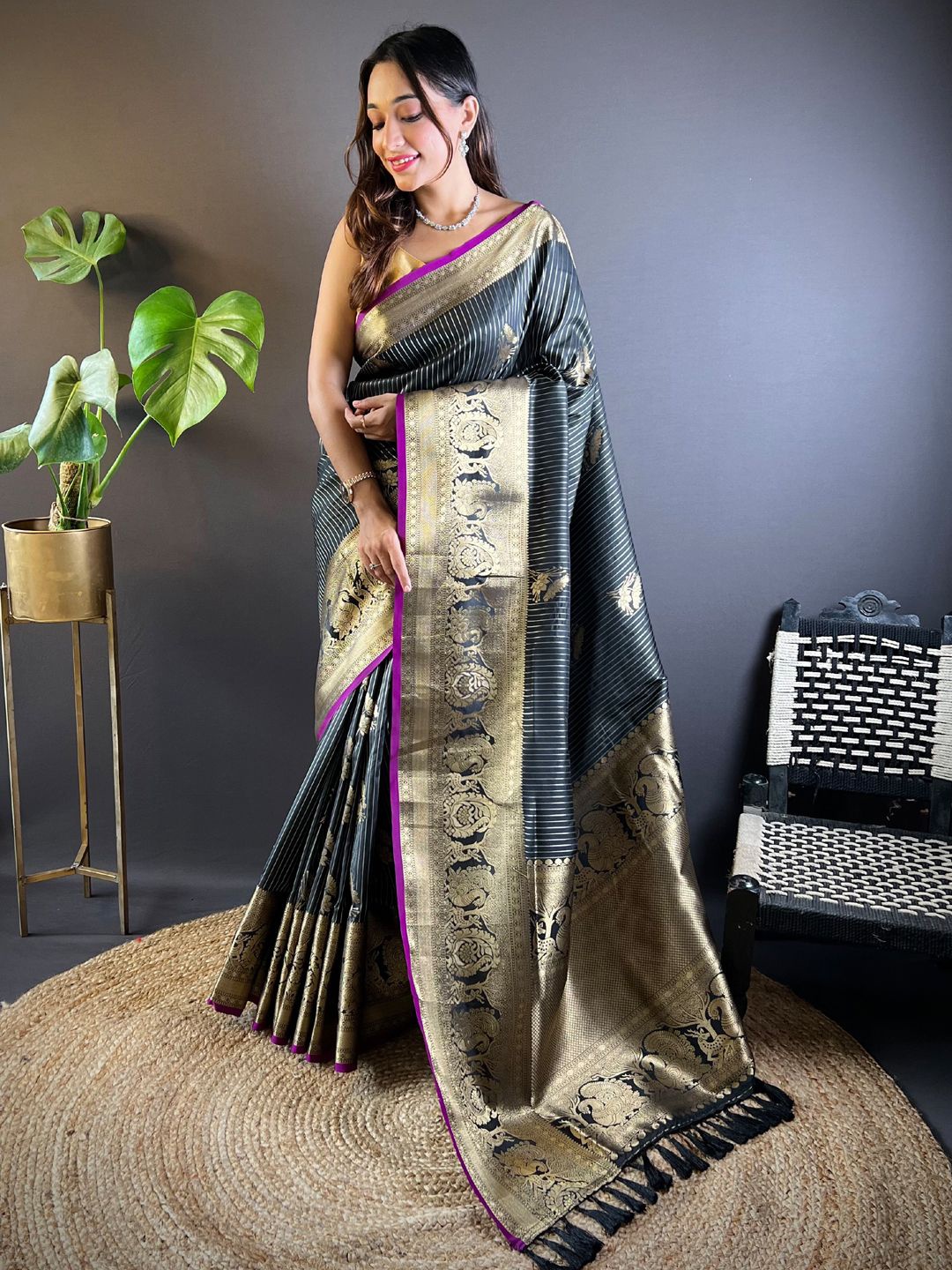 

DIVASTRI Ethnic Motifs Printed Zari Banarasi Saree, Black