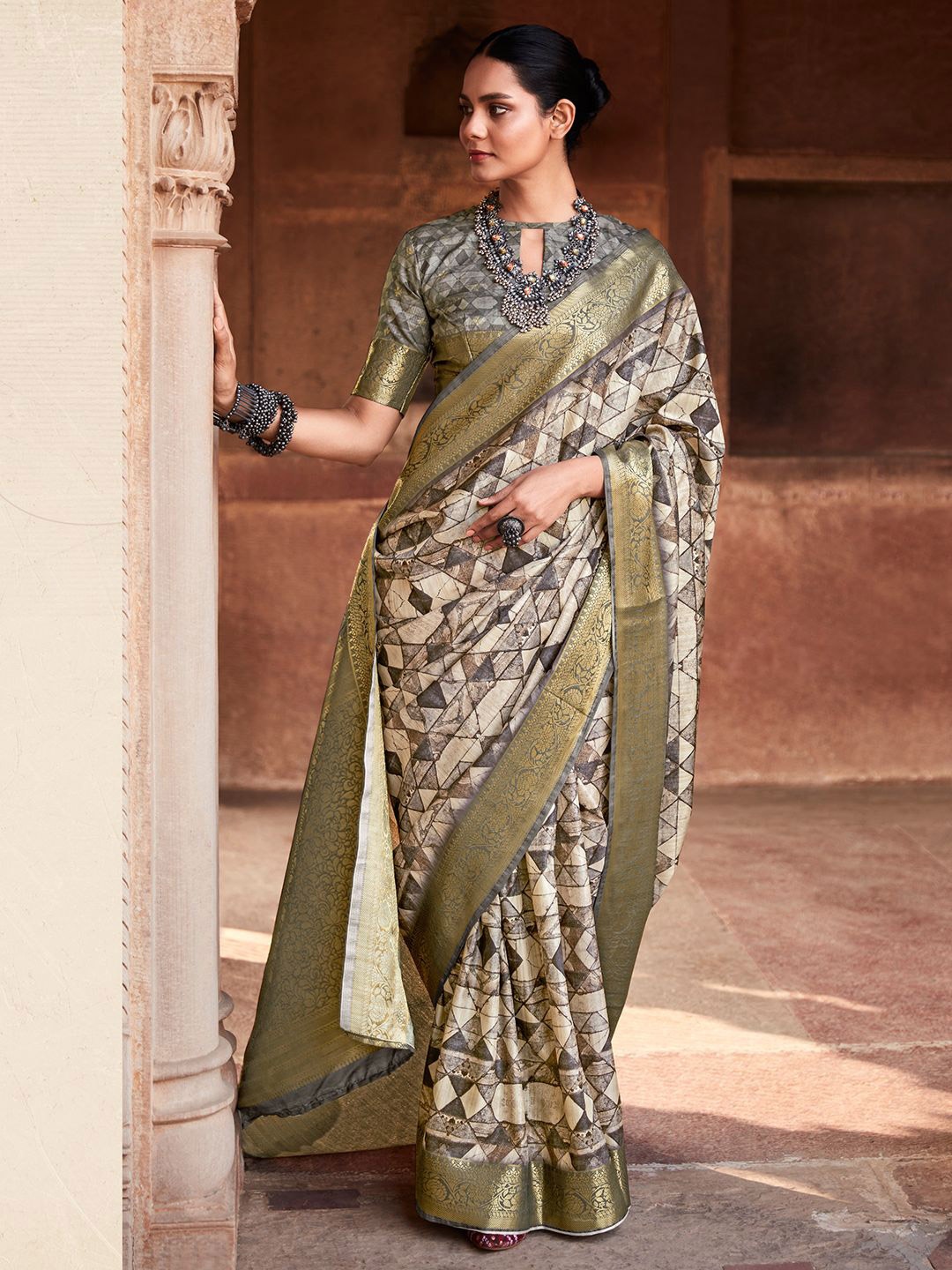 

DIVASTRI Abstract Printed Woven Design Zari Saree, Cream