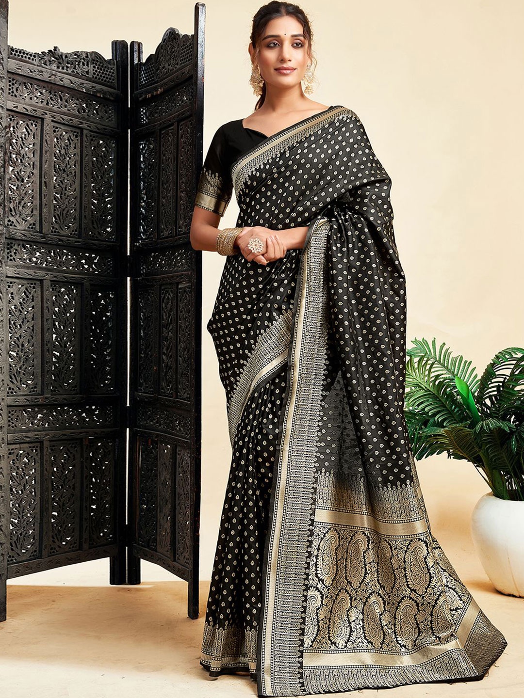 

HERE&NOW Floral Zari Silk Blend Kanjeevaram Saree, Black