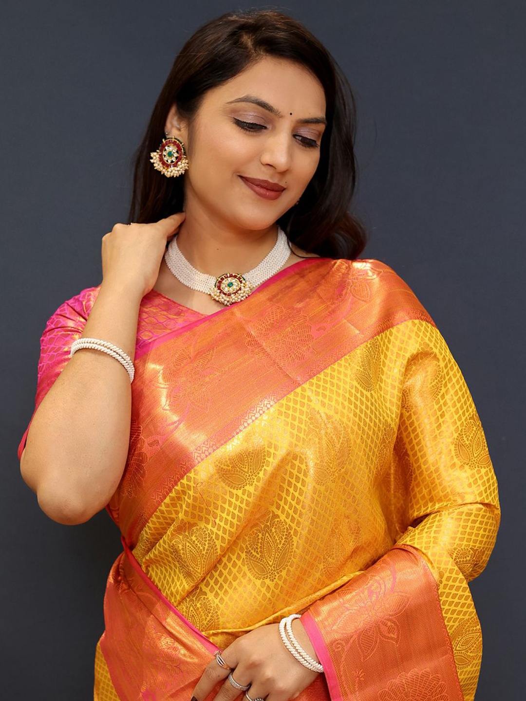 

SILKWEAR Ethnic Motifs Ethnic Motifs Zari Kanjeevaram Saree With Unstitched Blouse Piece, Gold