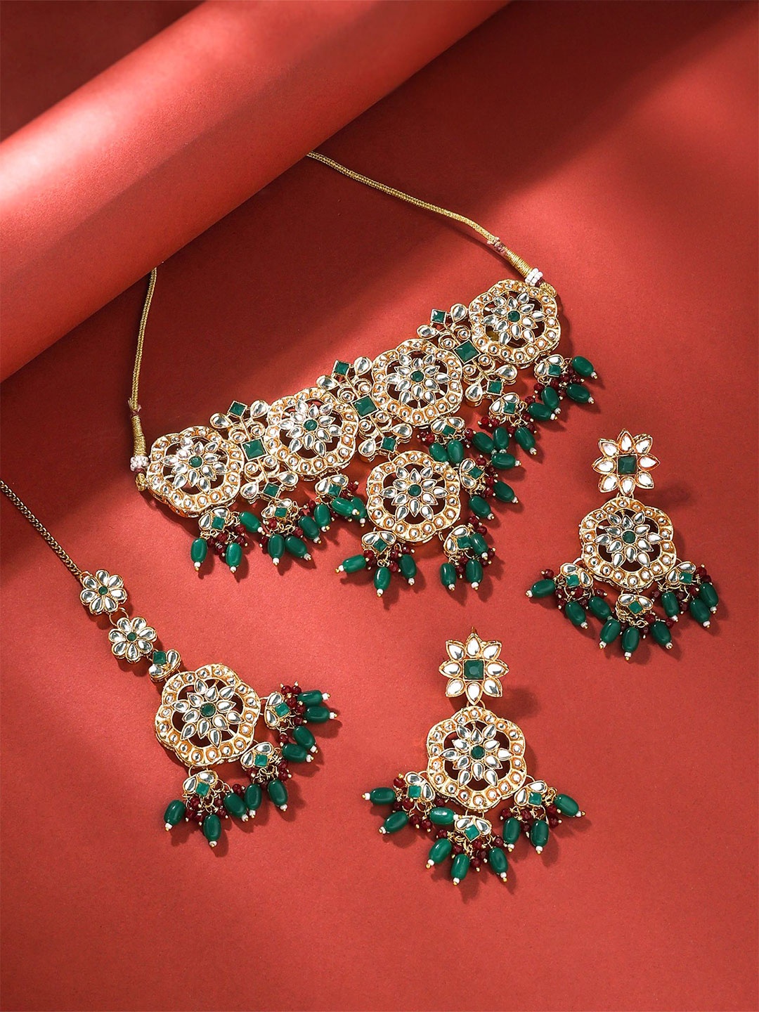 

Yellow Chimes Gold-Plated Kundan Stone Studded & Pearls Beaded Choker Set