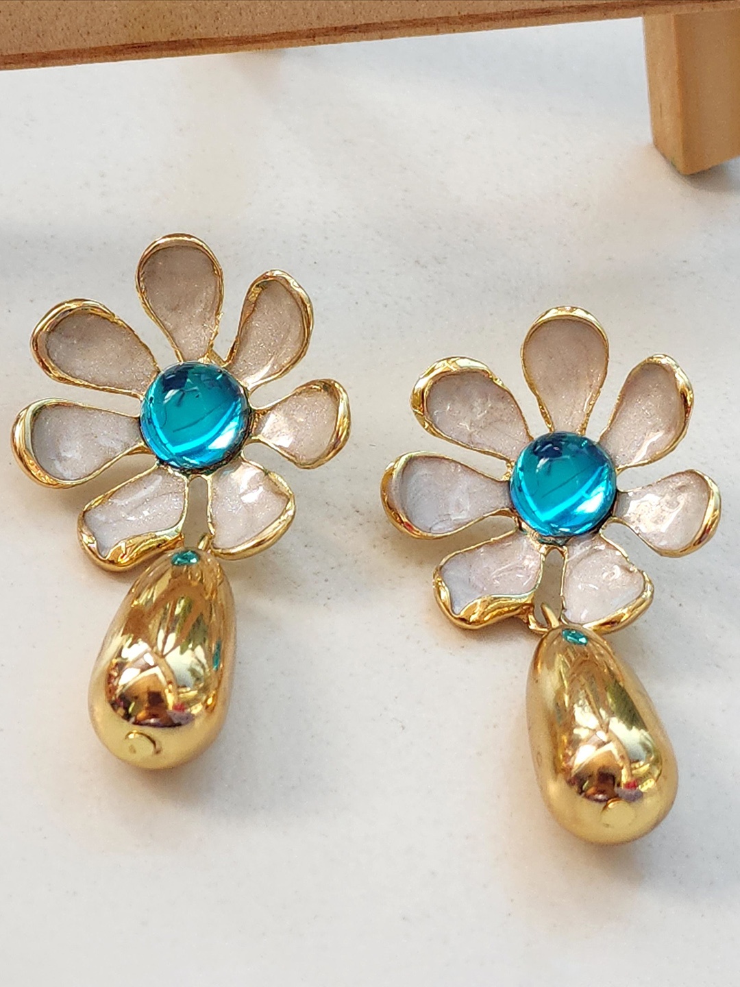 

DKane Designs Gold-Plated Daisy Floral Shaped Enamelled Drop Earrings