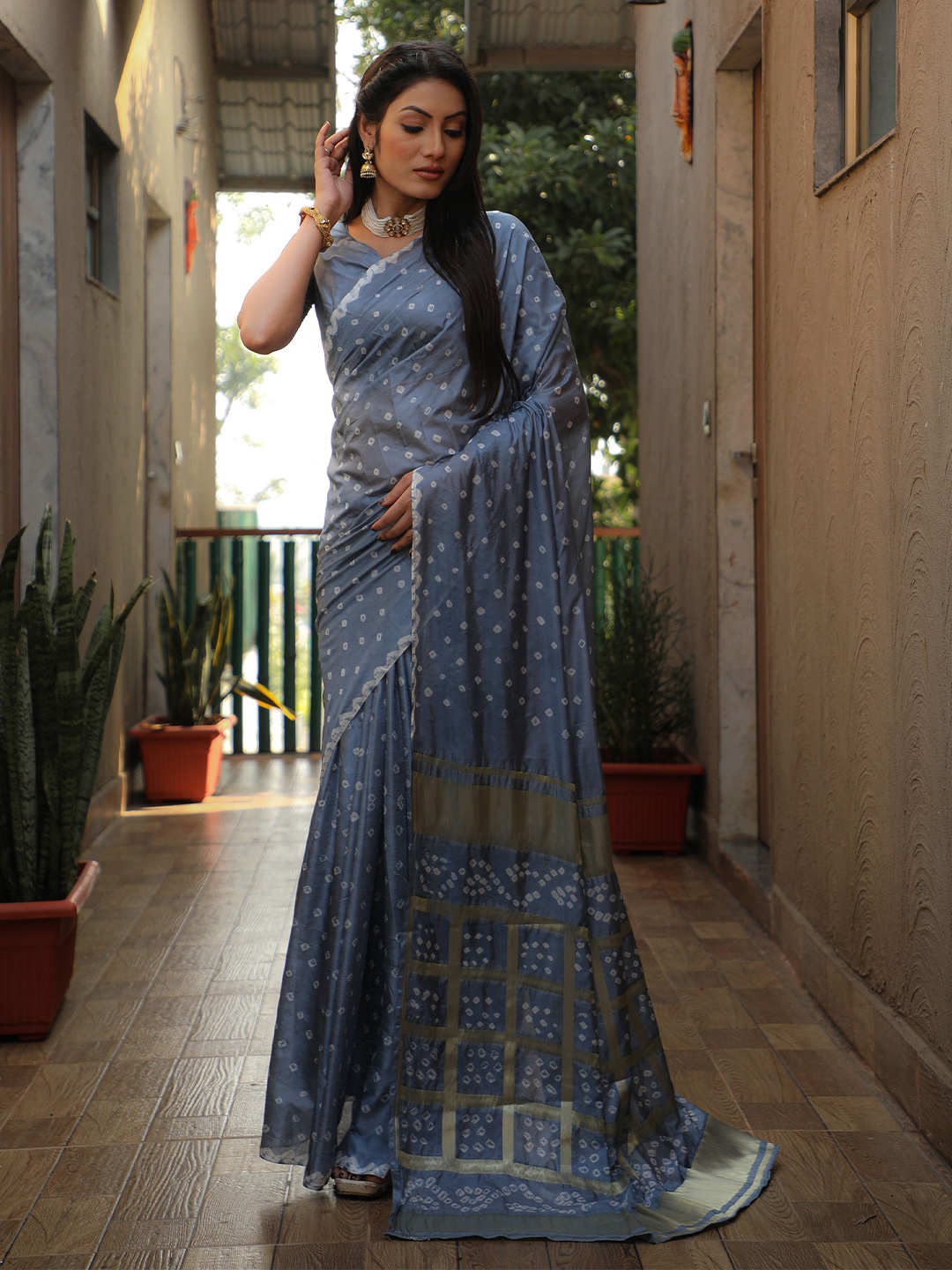 

Vintro Women Silk Blend Bandhani Printed Saree, Grey