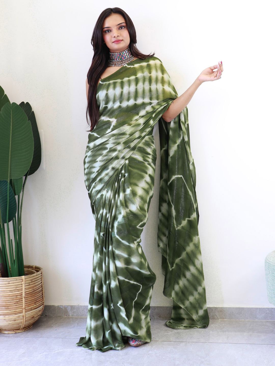 

DIVASTRI Printed Saree With Unstitched Blouse Piece, Green