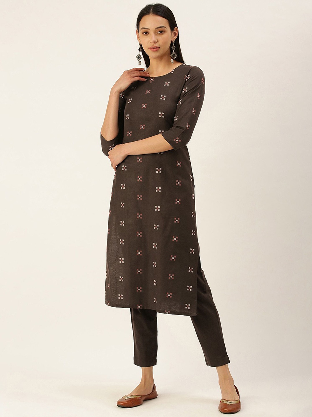 

DIVASTRI Geometric Printed Round Neck Straight Kurta With Trousers, Brown