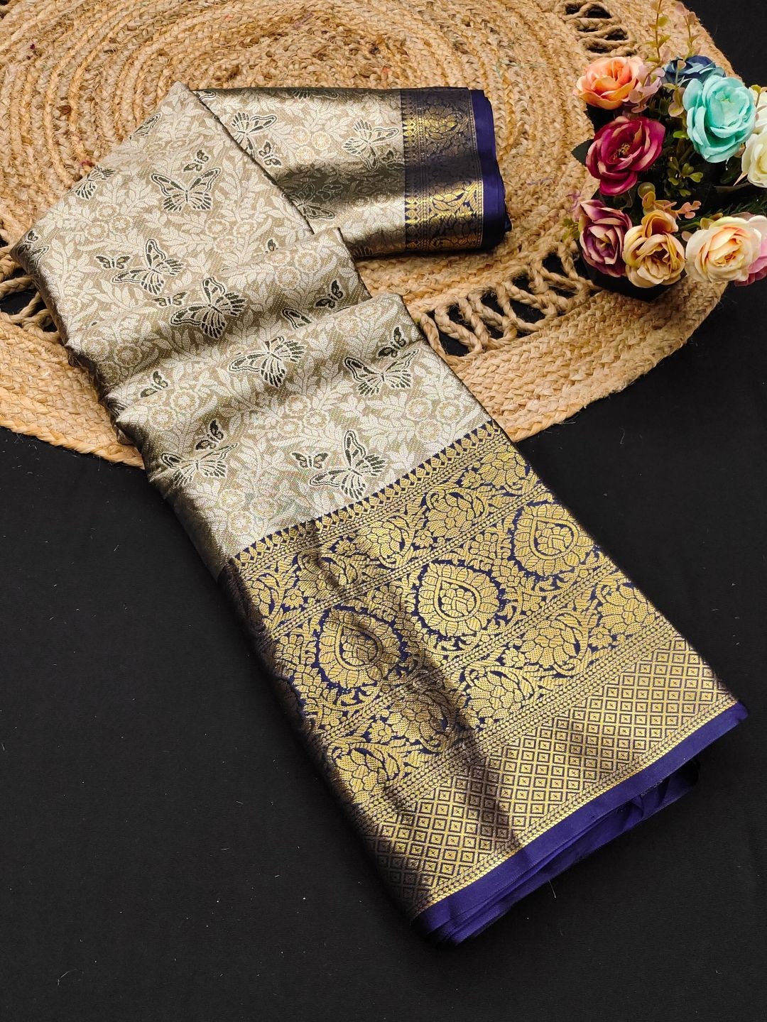 

DIVASTRI Pure Silk Woven Design Zari Banarasi Saree With Unstitched Blouse Piece, Grey