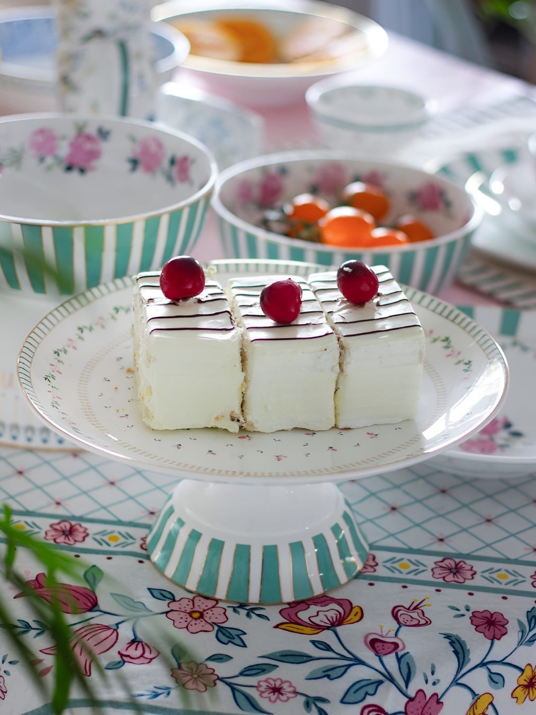 

The Wishing Chair Magique White Ceramic Highlighted with 18k Gold Print Cake Stand