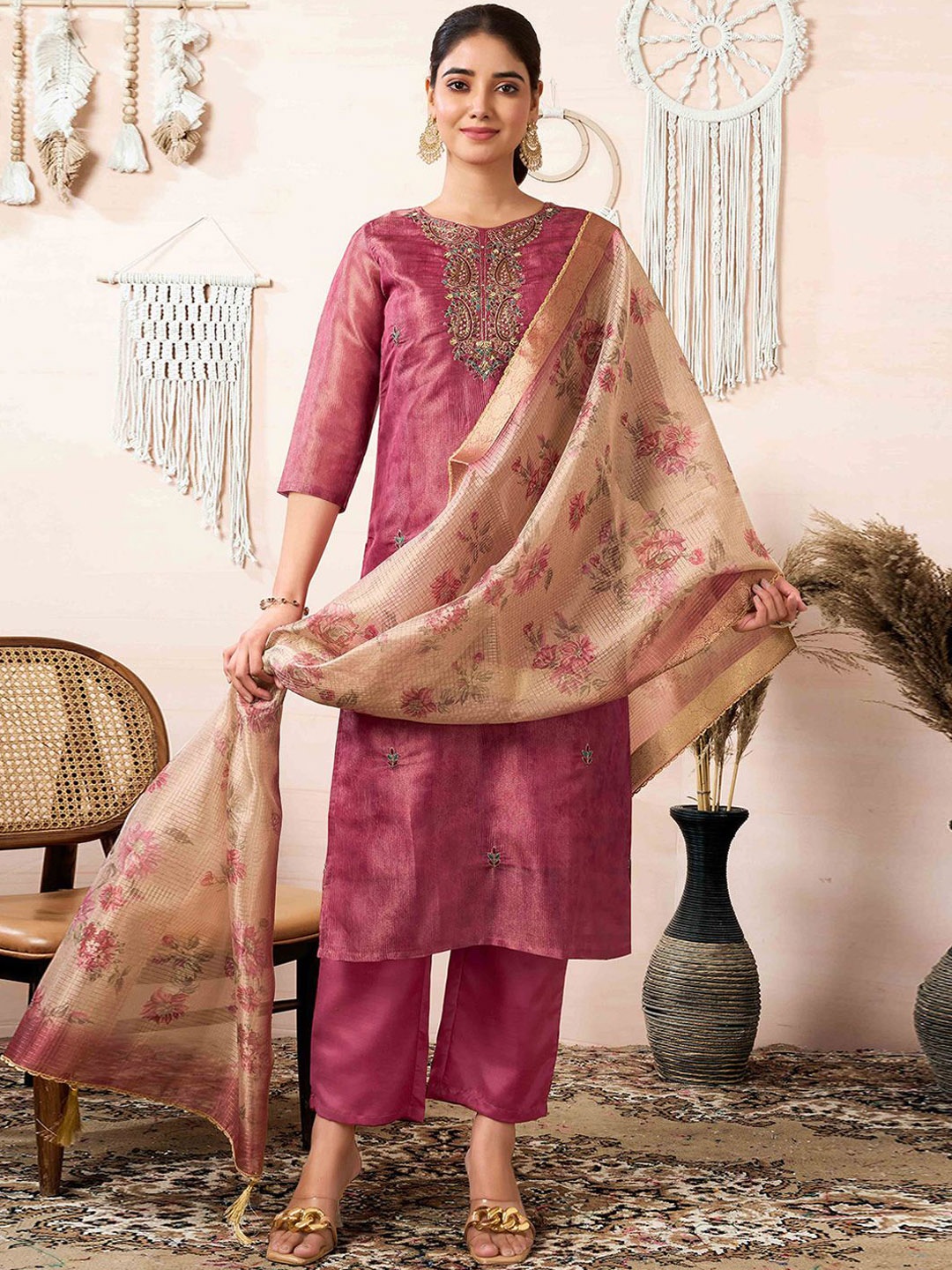 

Peachmode Paisley Embroidered Beads and Stones Straight Kurta With Trousers & Dupatta, Mauve