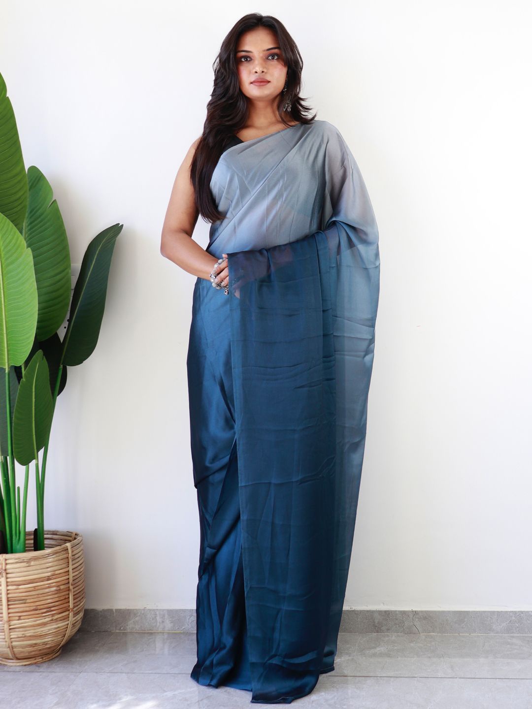 

DIVASTRI Embellished Silk Blend Ready to Wear Saree, Blue