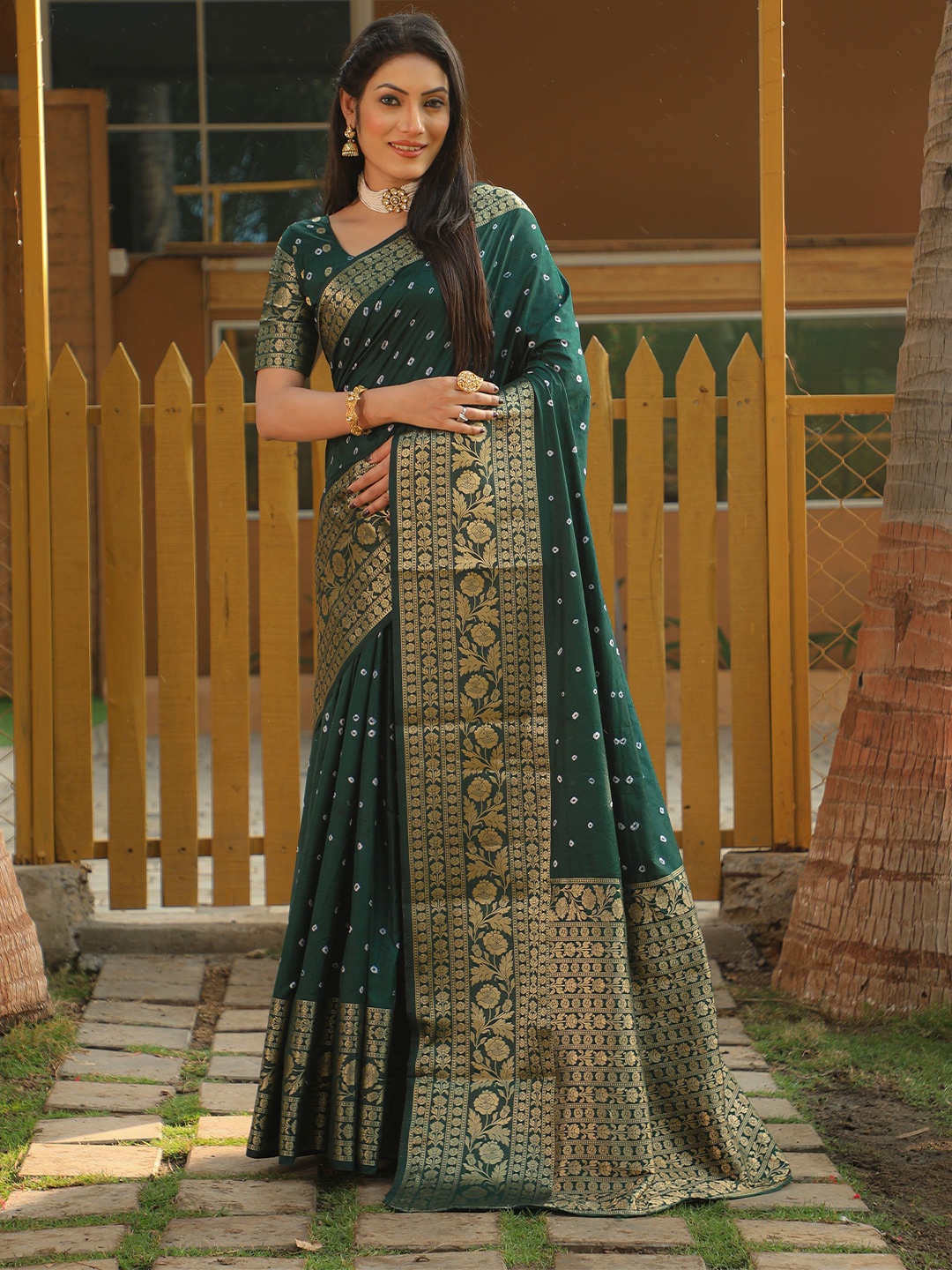 

Vintro Zari Bandhani Saree, Green