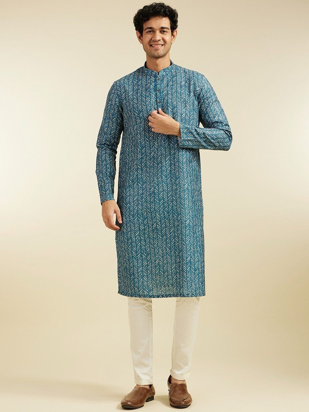 

Diwas by Manyavar Chevron Printed Mandarin Collar Straight Kurta With Pyjamas, Green