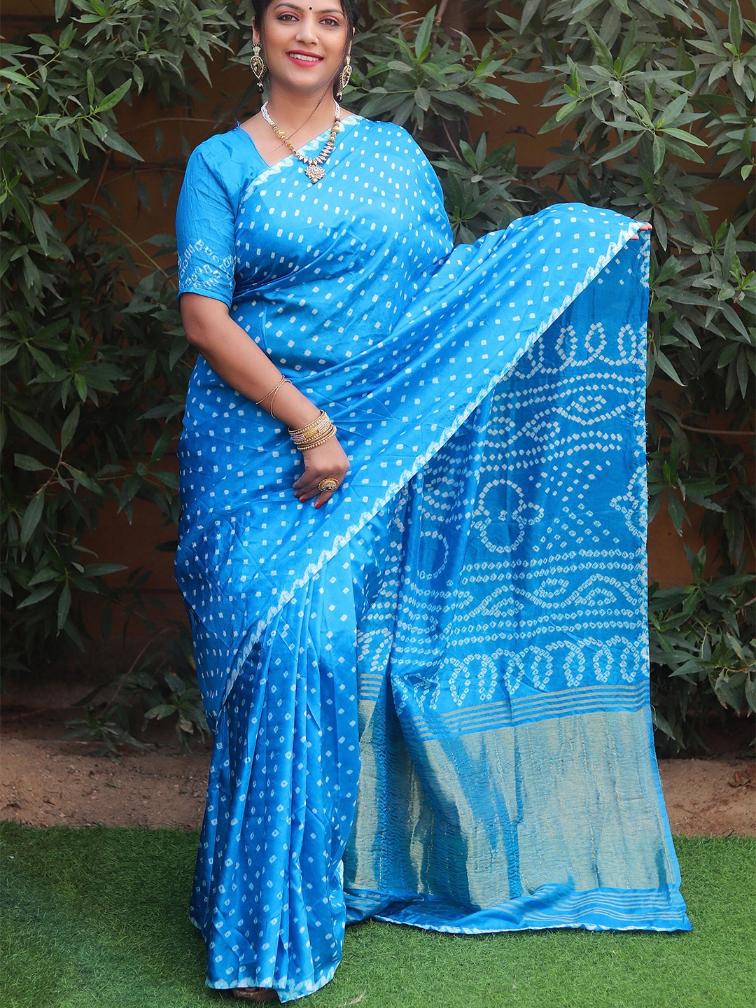 

Vintro Bandhani Printed Zari Saree, Blue