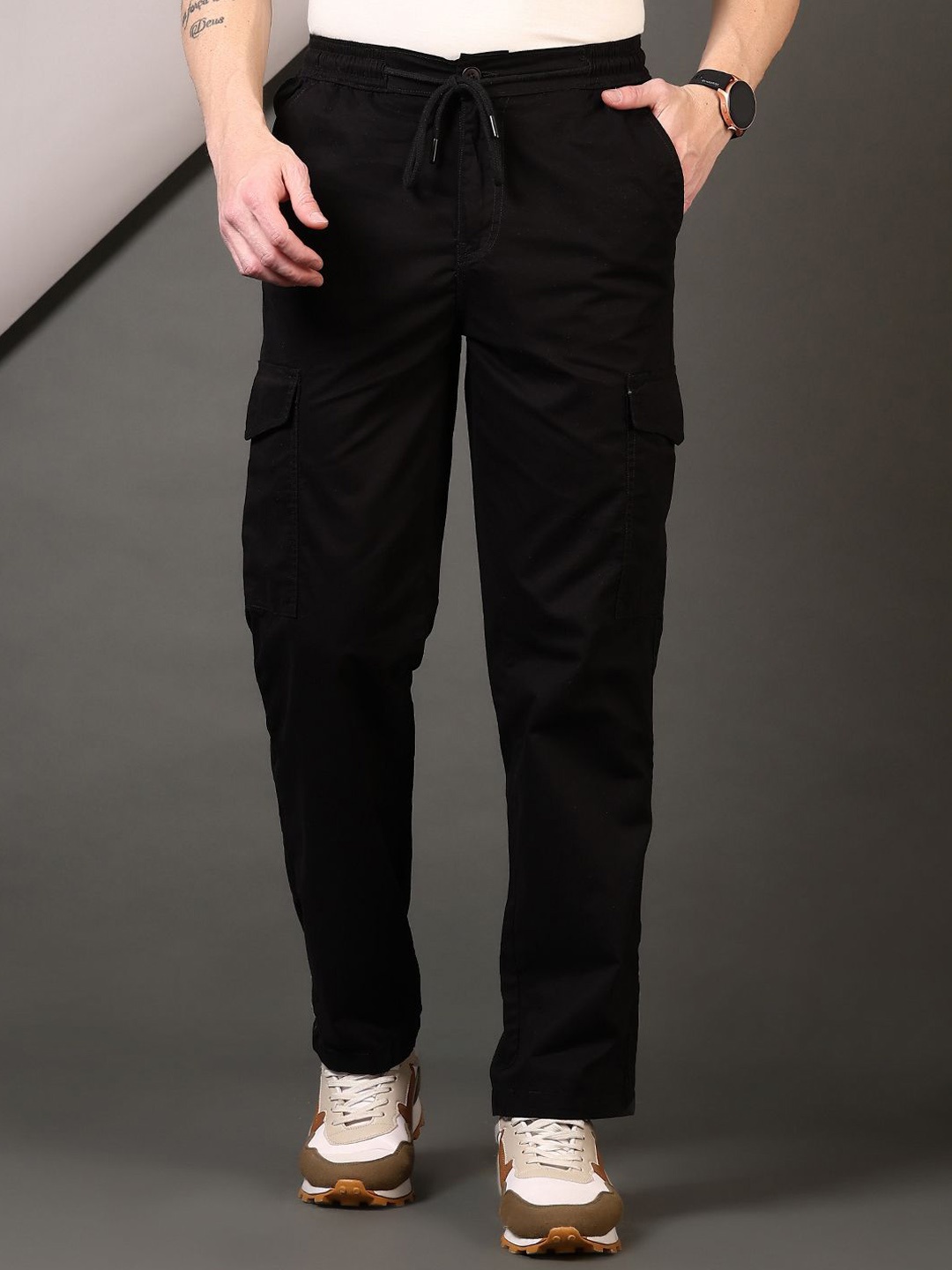 

V-Mart Men Cargos Trousers, Black