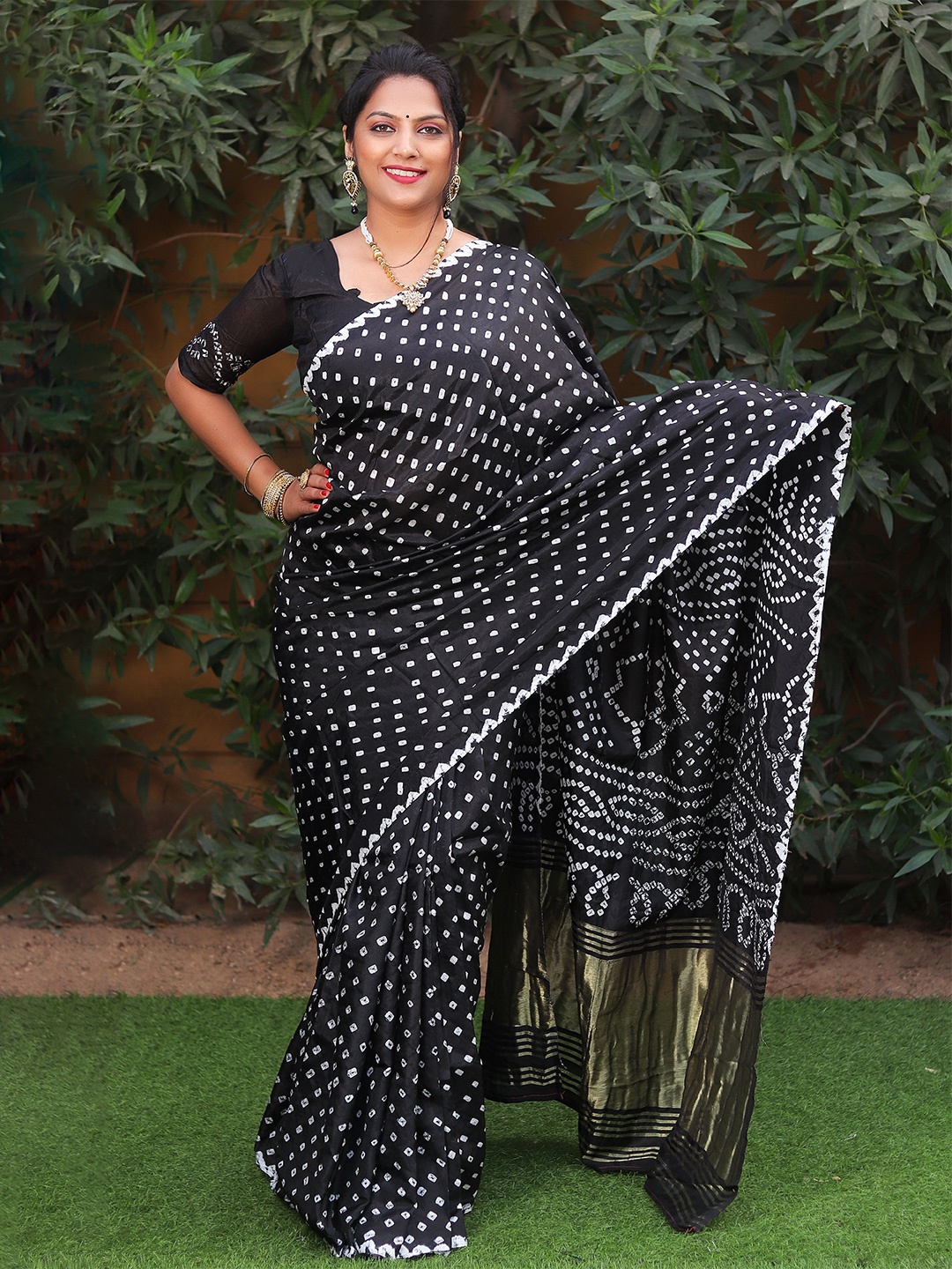 

Vintro Women Bandhani Printed Saree With Blouse Piece, Black