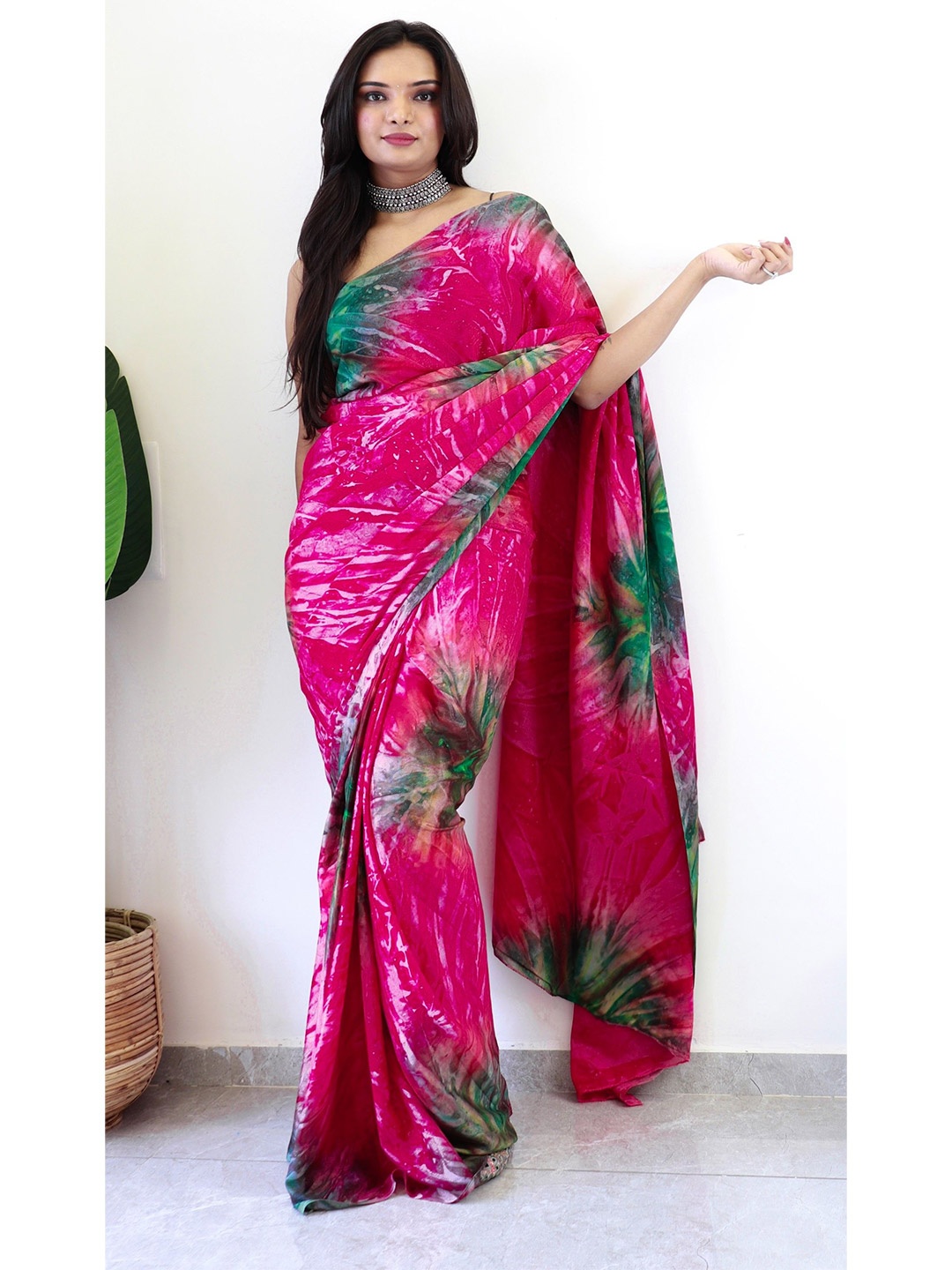 

DIVASTRI Tie and dye dyed Saree With Unstitched Blouse Piece, Pink