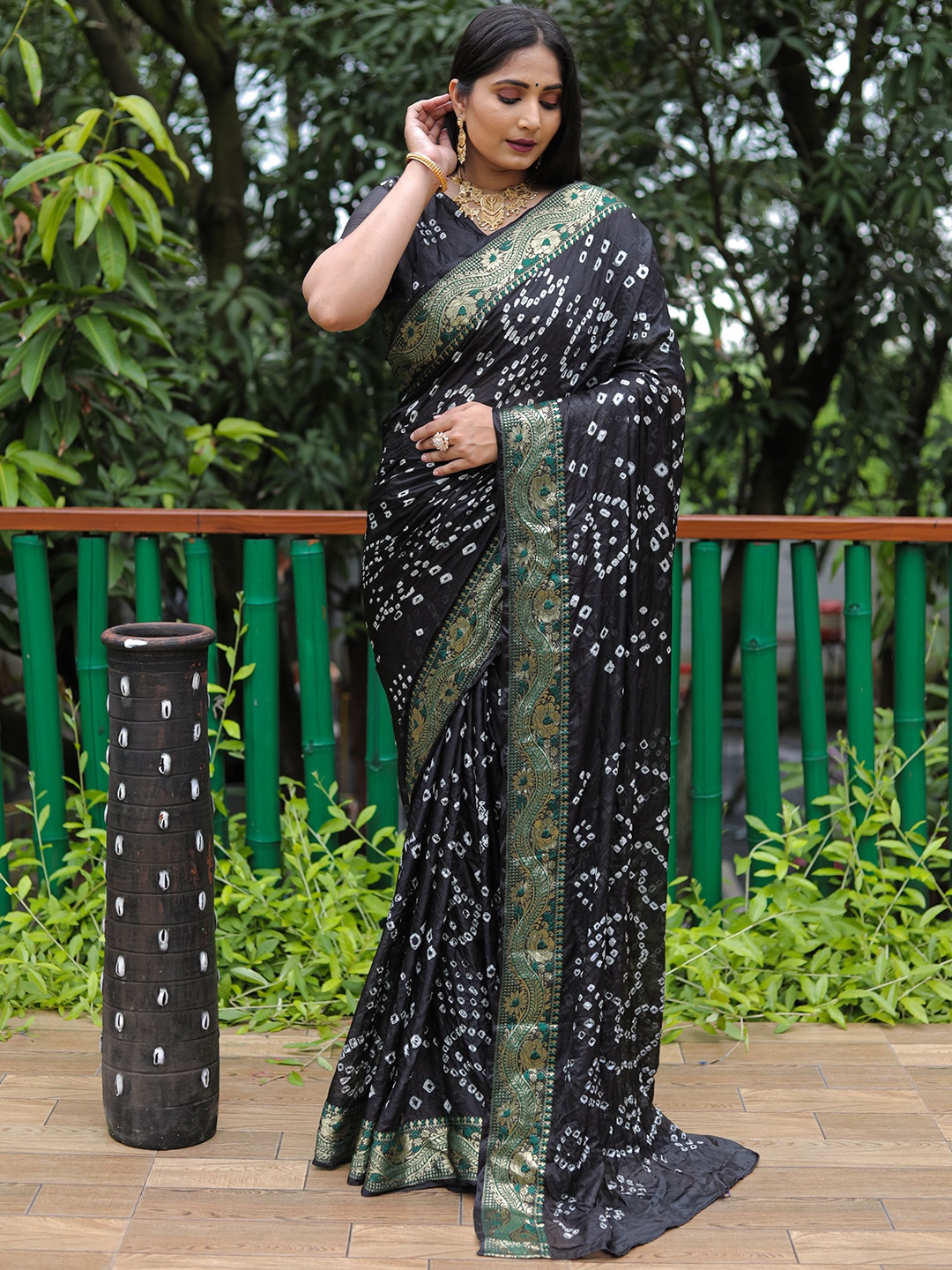 

Vintro Zari Bandhani Saree, Black