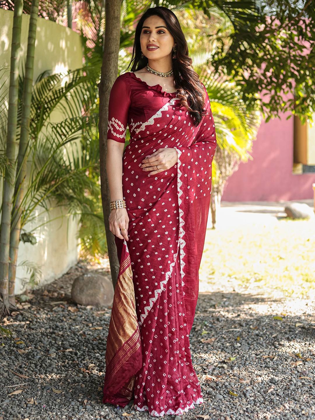 

Vintro Zari Bandhani Saree, Magenta