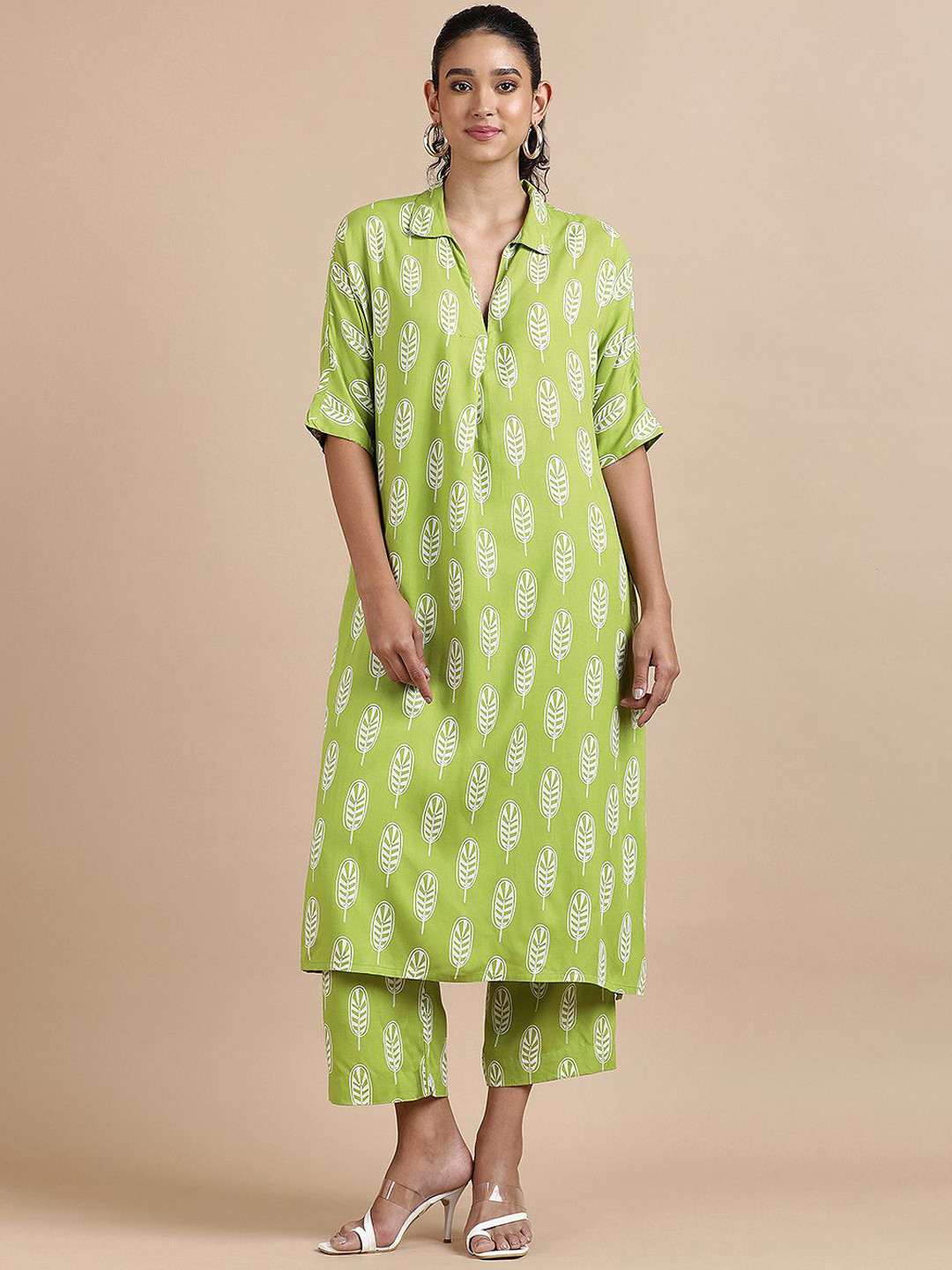

BLACK & BLAH BLAH Floral Printed Shirt Collar Straight Kurta with Palazzos, Green