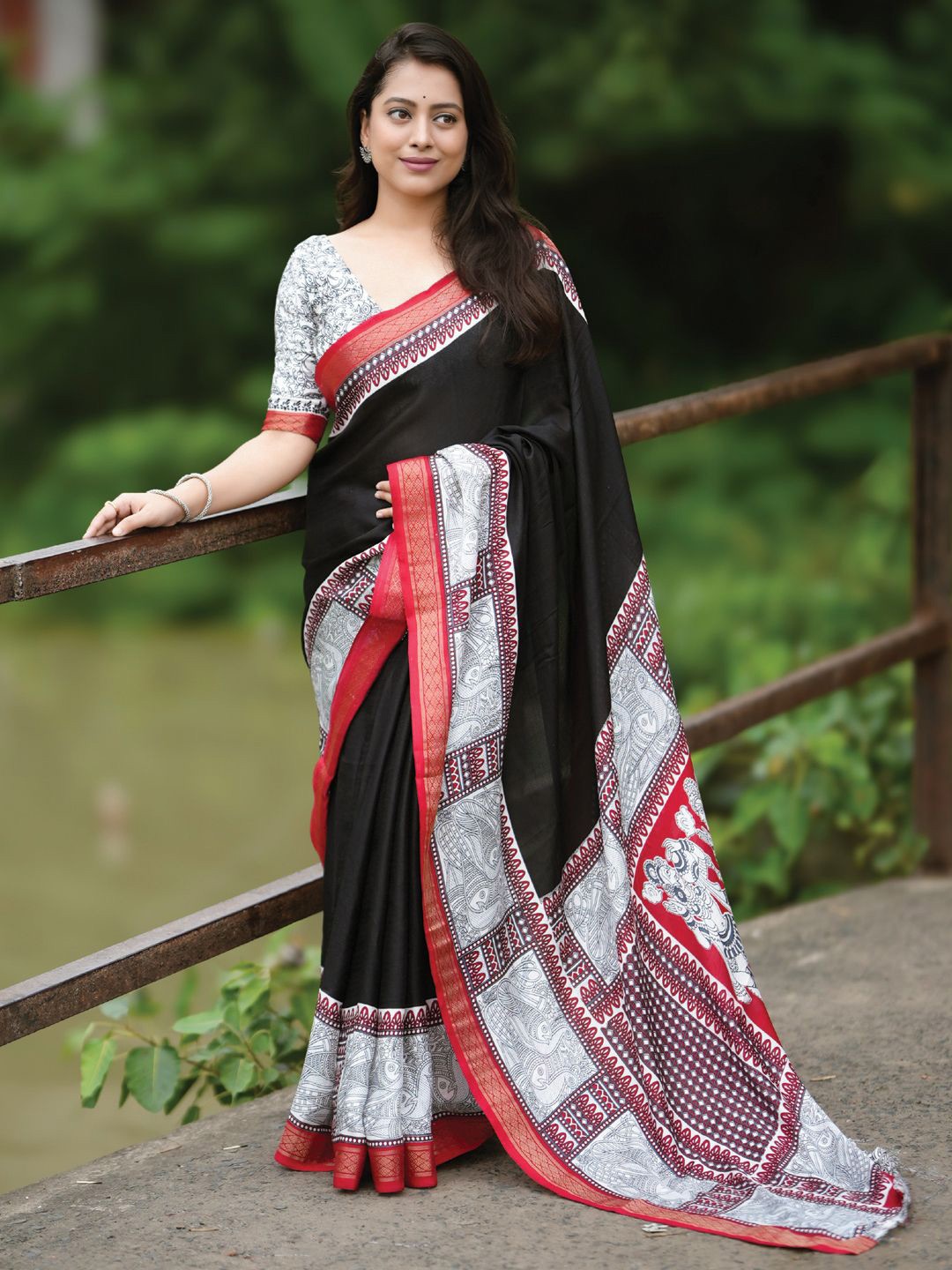 

DIVASTRI Kalamkari Printed Woven Design Zari Saree, Black