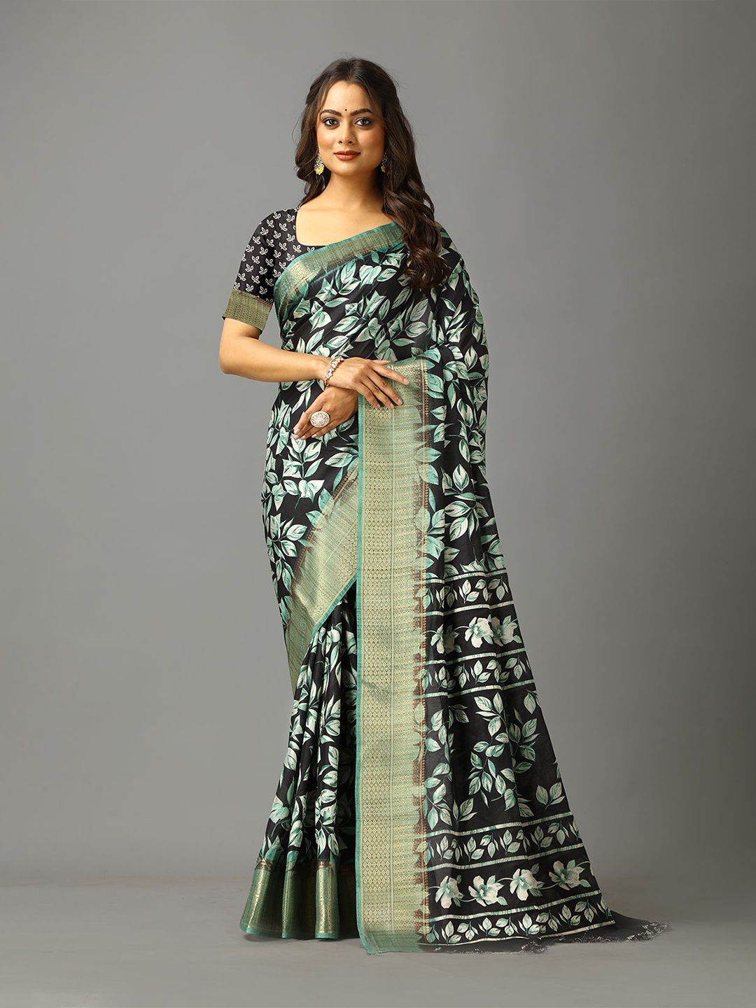 

VIRENDRA TEXTILES Floral Zari Saree, Black