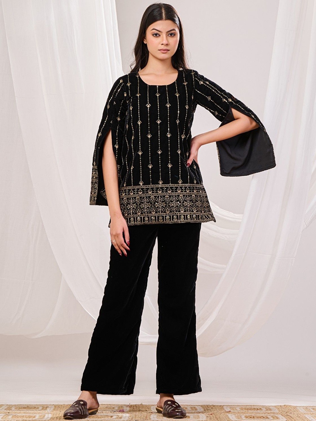 

Futra Gabha Floral Embroidered Flared Sleeves Velvet Top With Trousers, Black