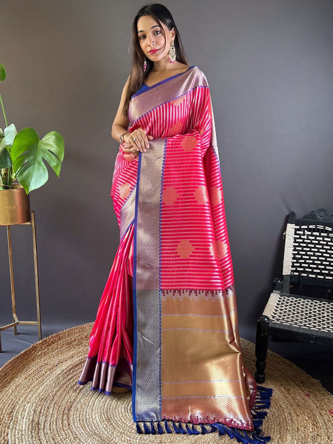 

DIVASTRI Woven Design Zari Banarasi Saree With Unstitched Blouse Piece, Pink