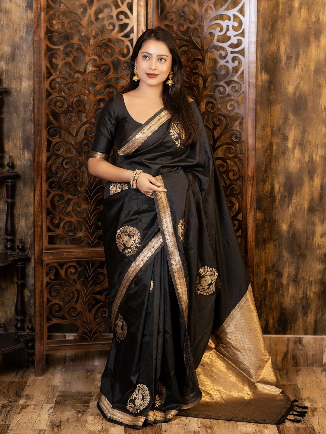 

DIVASTRI Floral Zari Saree, Black