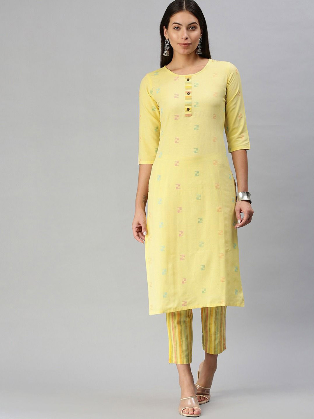 

DIVASTRI Geometric Printed Round Neck Straight Kurta With Trousers, Yellow