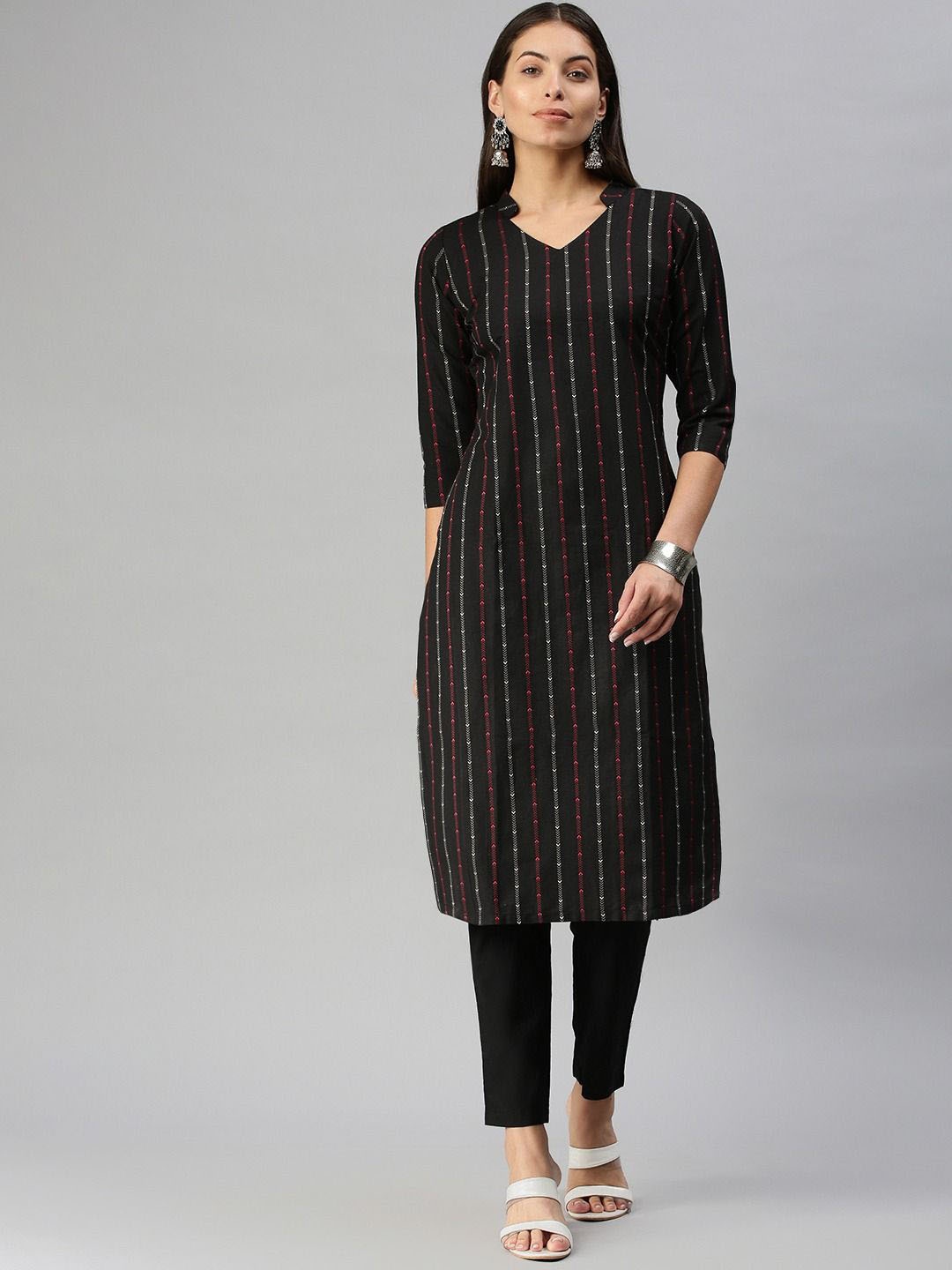 

DIVASTRI Micro & Ditsy Printed Mandarian Collar Straight Kurta With Trousers, Black