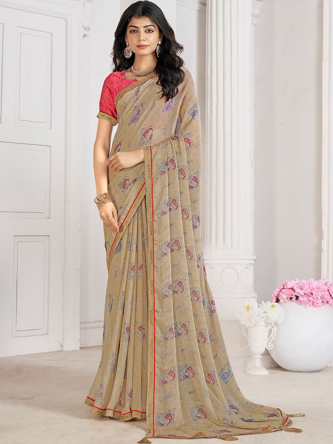 

DIVASTRI Floral Printed Saree With Blouse Piece, Beige