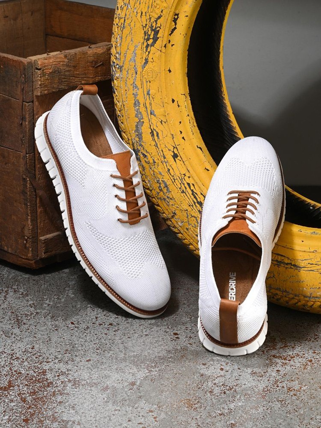 

Overdrive Men Colourblocked Leather Sneakers, White