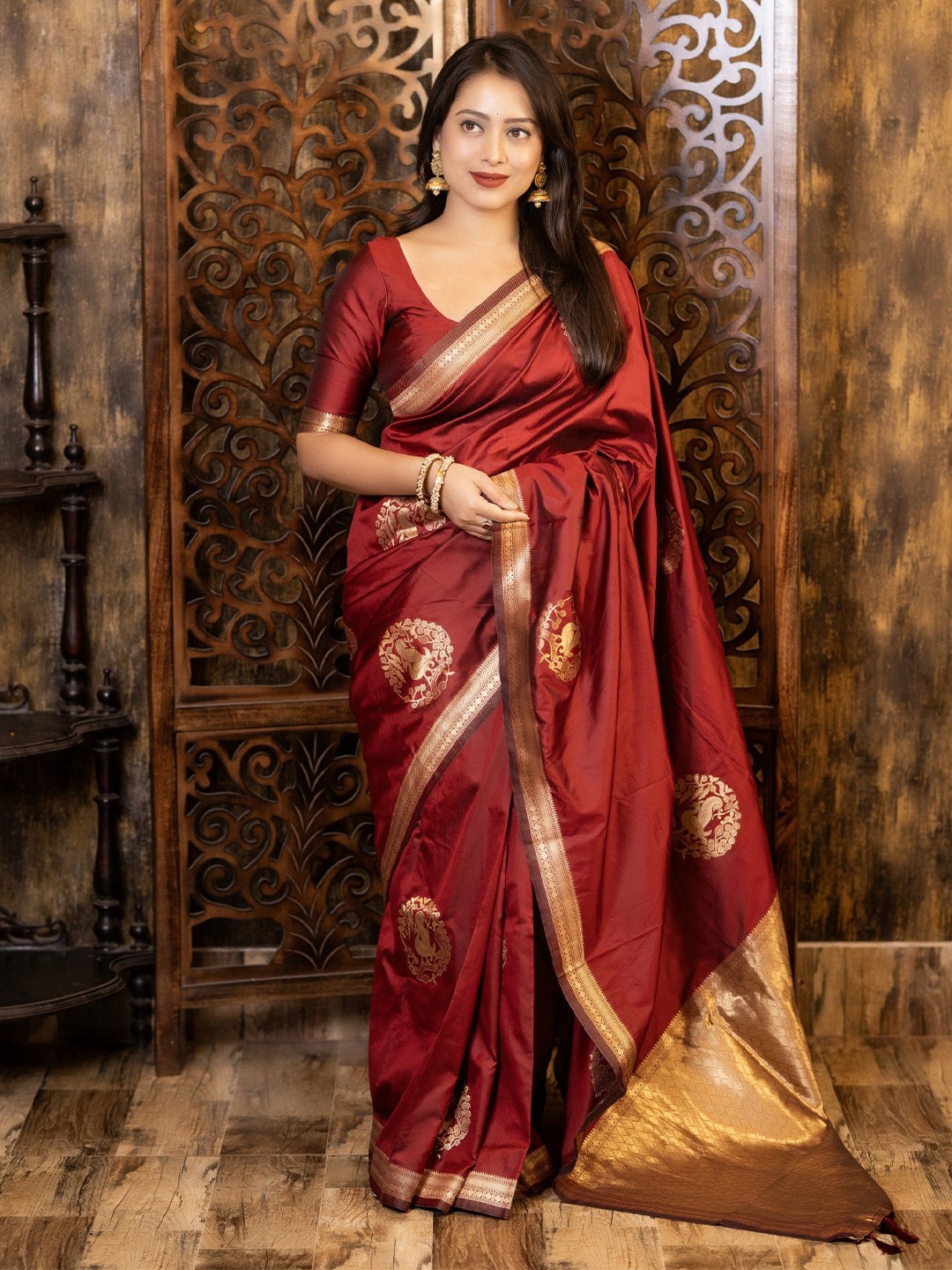 

DIVASTRI Floral Woven Design Zari Saree, Maroon