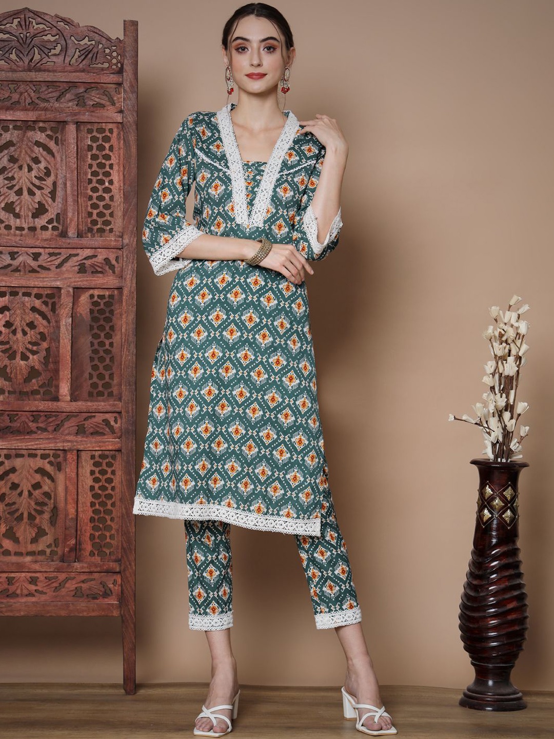 

KALINI Ethnic Motifs Printed V-Neck Pure Cotton Straight Kurta With Trousers, Green