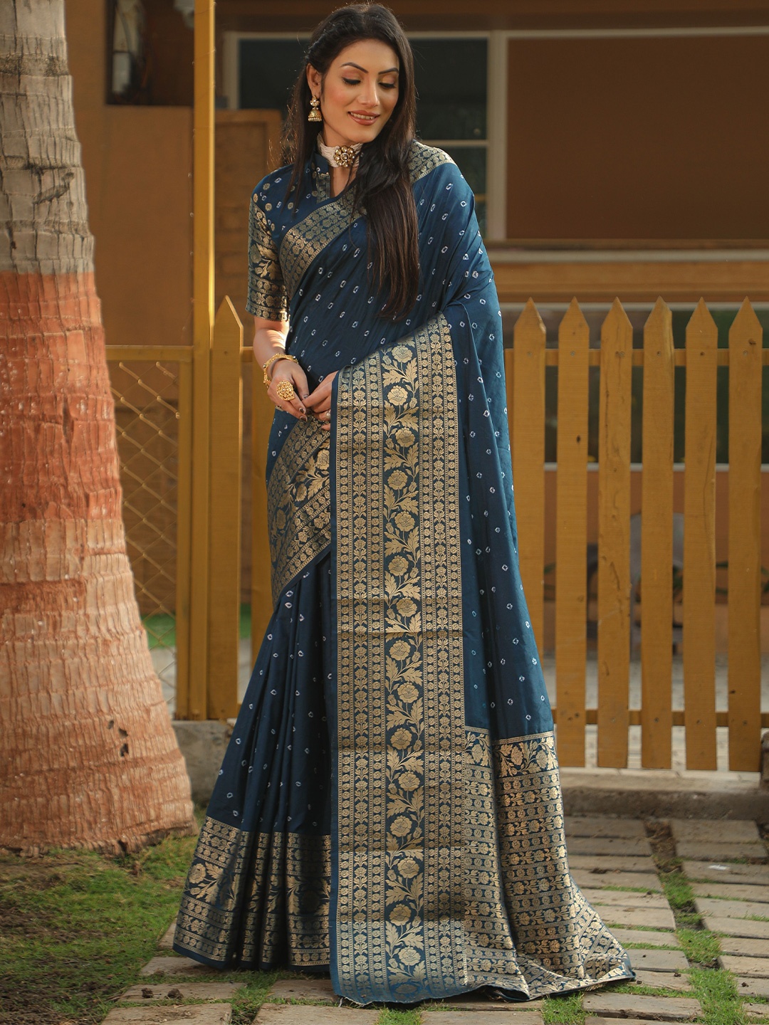 

Vintro Ethnic Motifs Woven Design Zari Kanjeevaram Saree, Navy blue