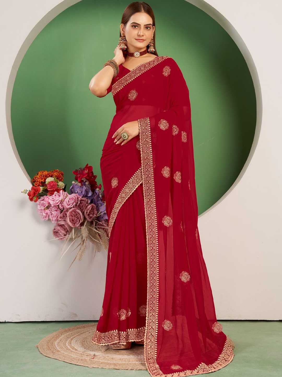 

DIVASTRI Floral Embroidered Saree With Blouse Piece, Red