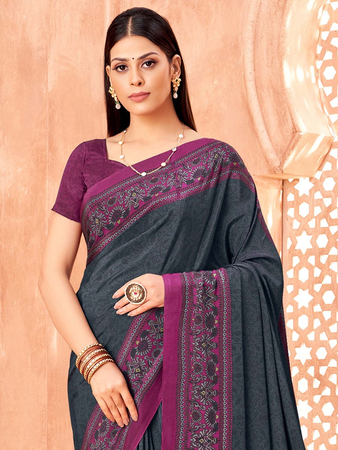 

Mitera Ethnic Motifs Printed Sungudi Saree, Grey