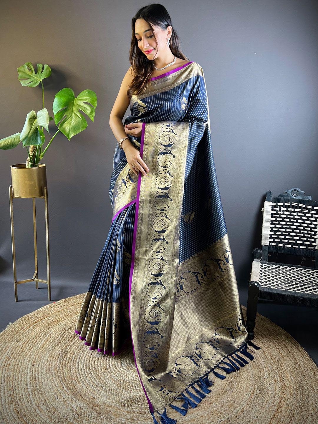 

DIVASTRI Floral Zari Banarasi Saree, Navy blue