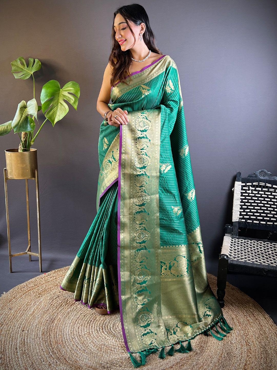 

DIVASTRI Floral Zari Banarasi Saree, Green