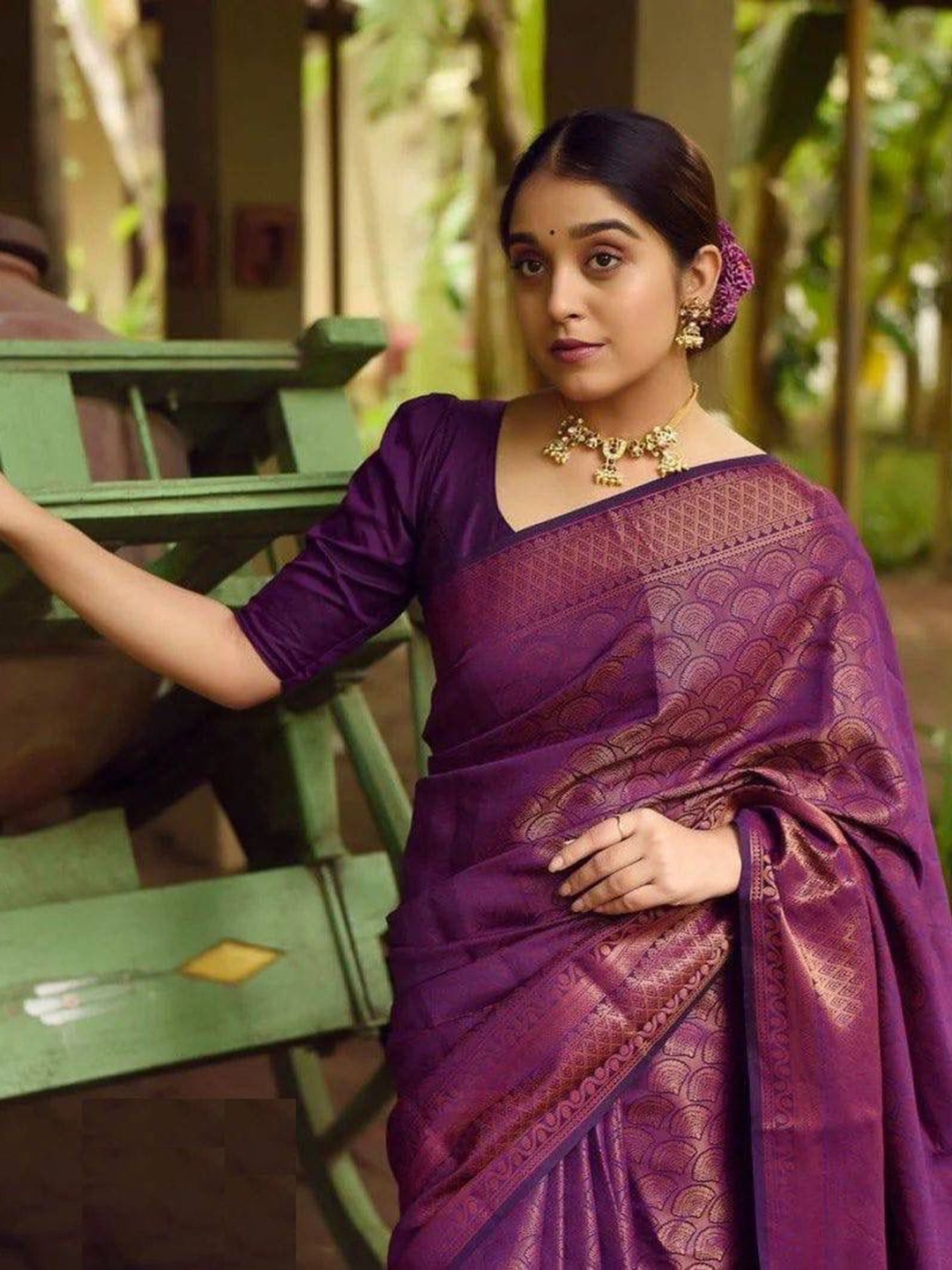 

JULEE Ethnic Motifs Woven Design Zari Pure Silk Banarasi Saree, Purple