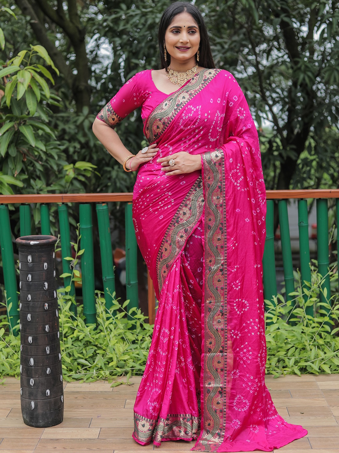 

Vintro Bandhani Printed Woven Design Zari Saree, Pink
