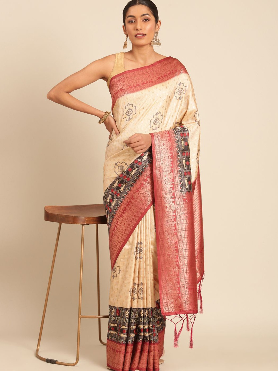 

DIVASTRI Geometric Printed Silk Blend Saree, Cream